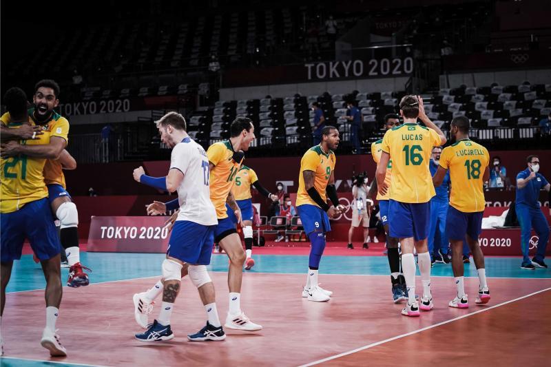 Jogadores da Seleção Brasileira de vôlei comemoram vitória anterior, contra  Argentina