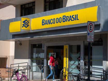 Agência do Banco do Brasil com mulher entrando