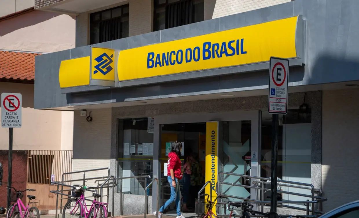 Agência do Banco do Brasil com mulher entrando