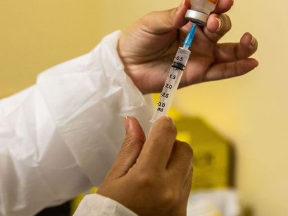 Enfermeira manuseia dose de vacina contra a Covid-19