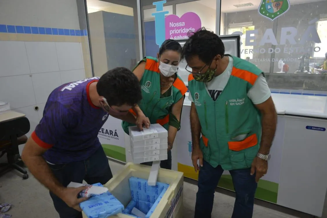 Doses da Pfizer chegaram nesta quarta-feira ao Ceará. Os imunizantes serão distribuídos aos municípios cearenses