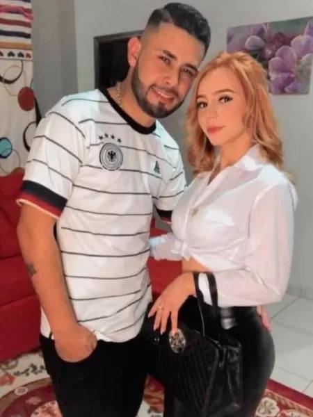 Casal posando para a foto