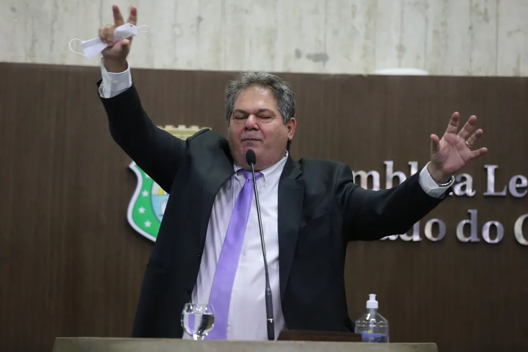 Deputado Osmar Baquit discursa na tribuna da Assembleia Legislativa do Ceará