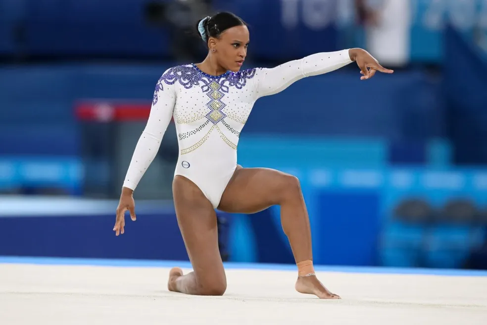 Rebeca Andrade disputa o ouro na trave e no solo