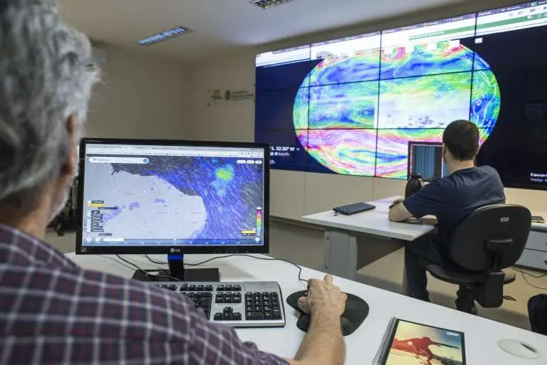 Trabalhadores da Funceme monitoram o clima
