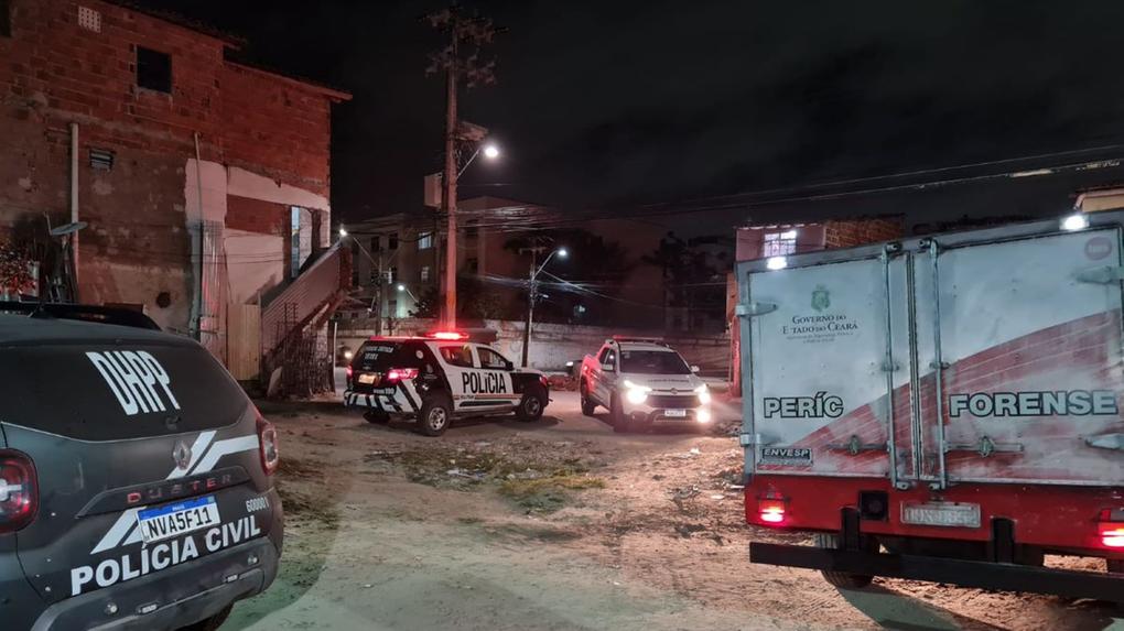 viaturas da Polícia Civil, Polícia Militar e rabecão da Perícia Forense no bairro Edson Queiroz após homicídio