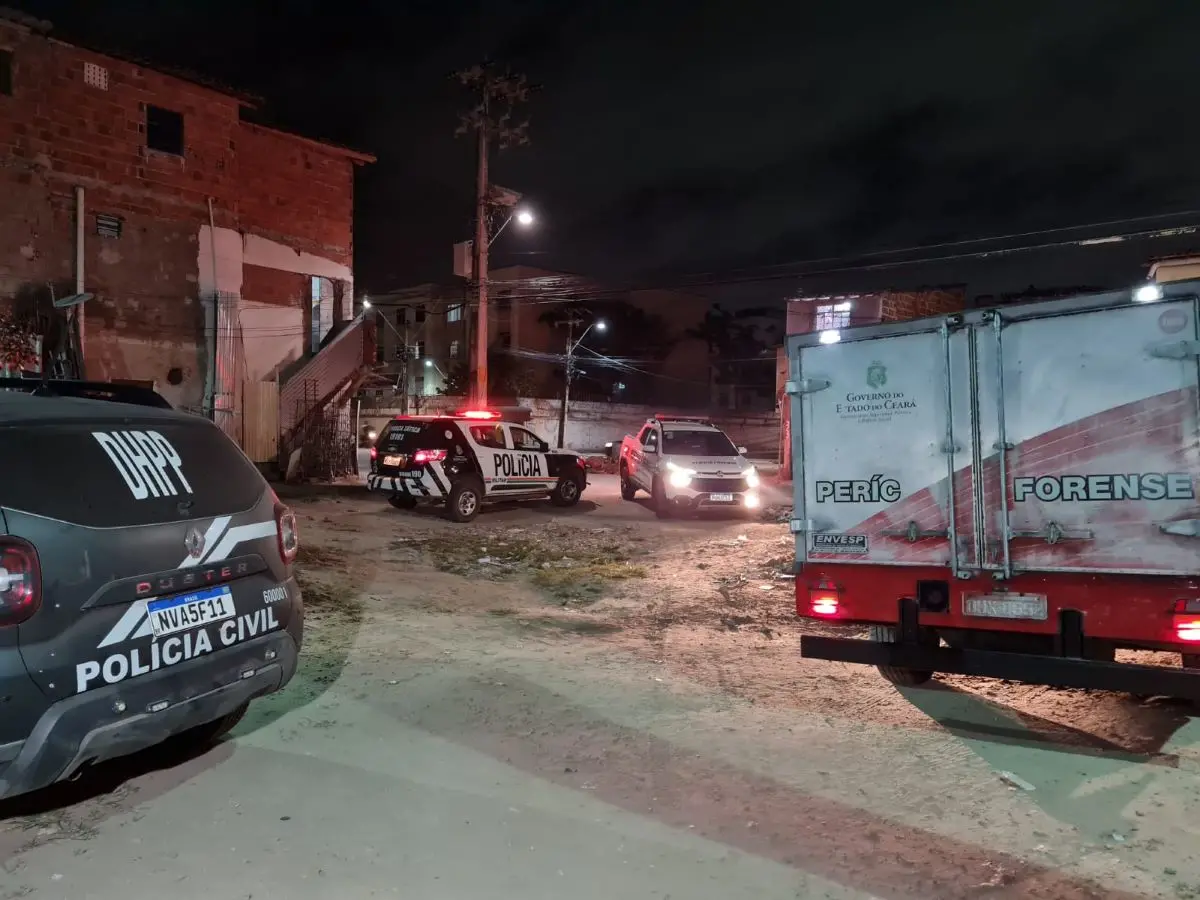 viaturas da Polícia Civil, Polícia Militar e rabecão da Perícia Forense no bairro Edson Queiroz após homicídio