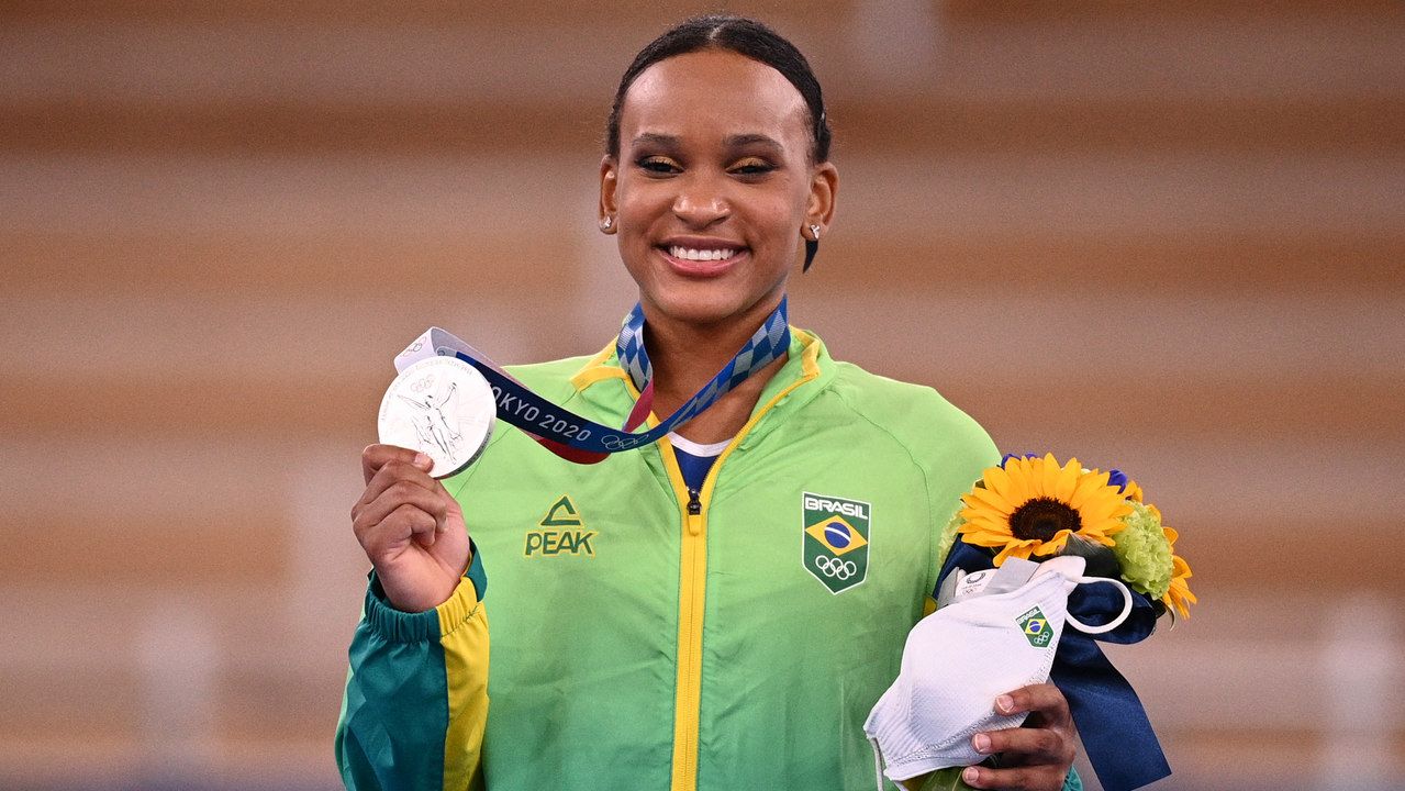 Rebeca Andrade exibe medalha de prata