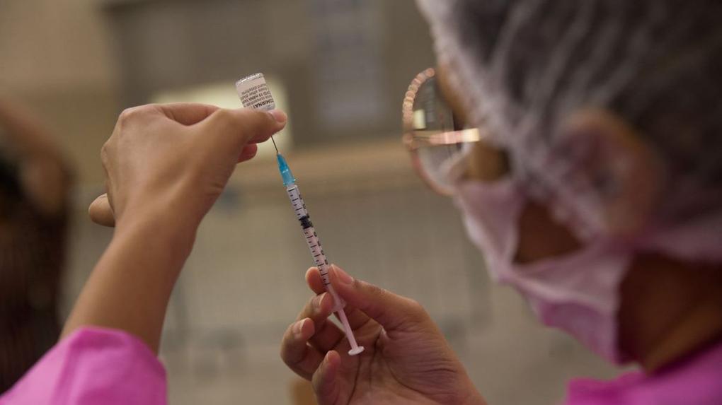 Enfermeira manuseia dose de vacina contra a Covid-19