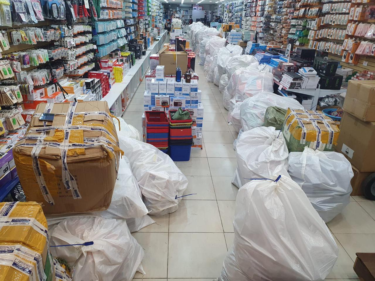 Sacolas de produtos apreendidos em loja do centro de fortaleza