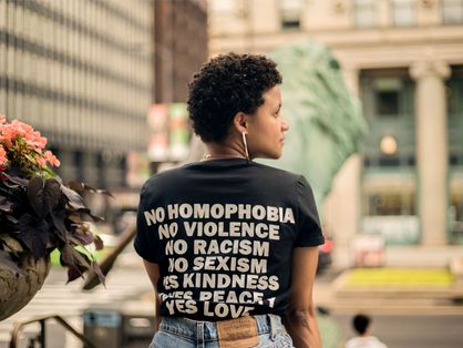 mulher com camisa com dizeres não a homofobia, não ao racismo