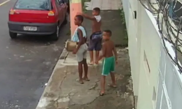Vítimas andando na rua