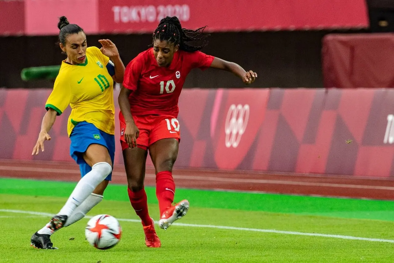 Atletas de Brasil e Canadá disputam bola