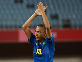 Marta aplaude após jogo do Brasil