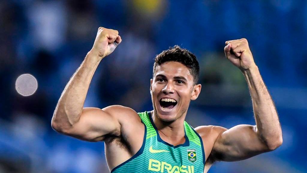 Thiago Braz comemora conquista de medalha nos Jogos Olímpicos