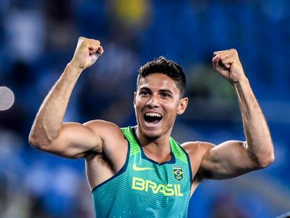 Thiago Braz comemora conquista de medalha nos Jogos Olímpicos