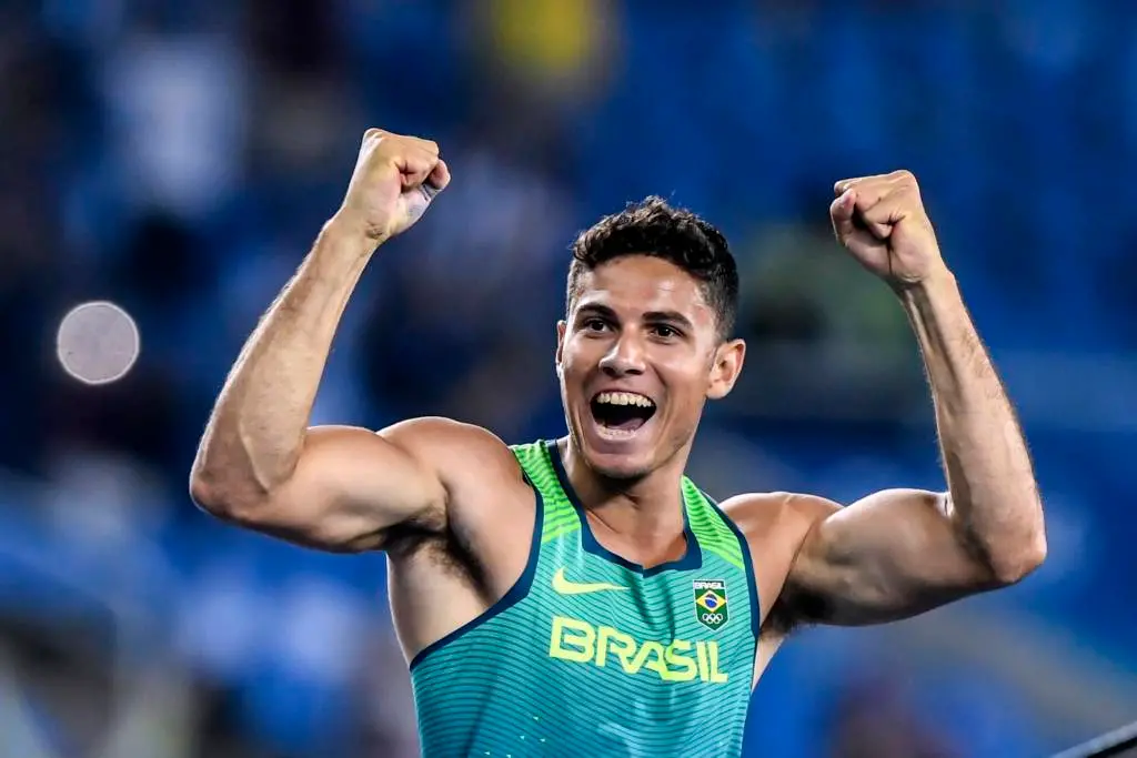 Thiago Braz comemora conquista de medalha nos Jogos Olímpicos