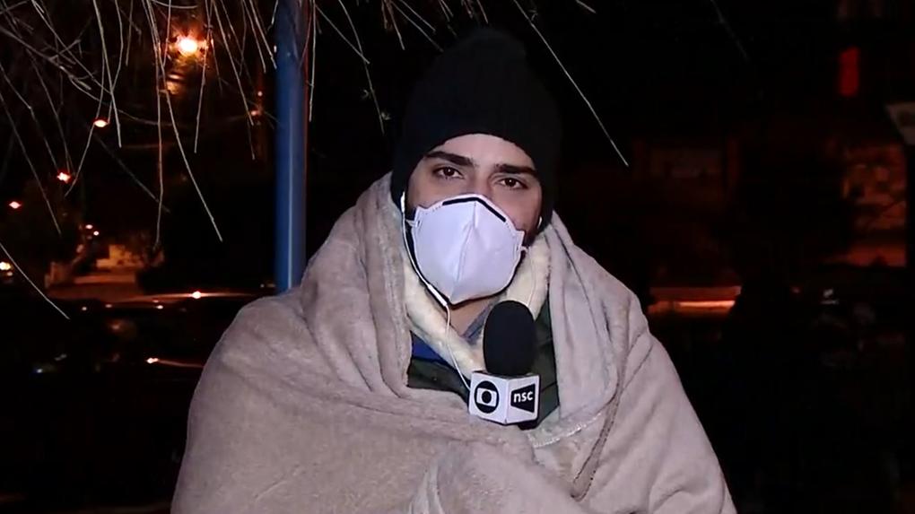 Repórter apareceu ao vivo usando cobertor emprestado por turista