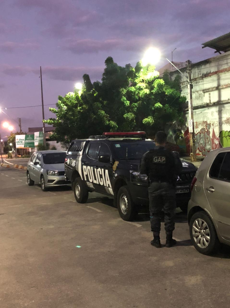 Policial penal e policial civil foram flagrados com cédulas de dinheiro falsas e sinal identificador de veículo adulterado