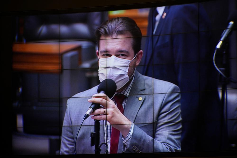 Deputado Pedro Bezerra usando máscara no plenário da Câmara