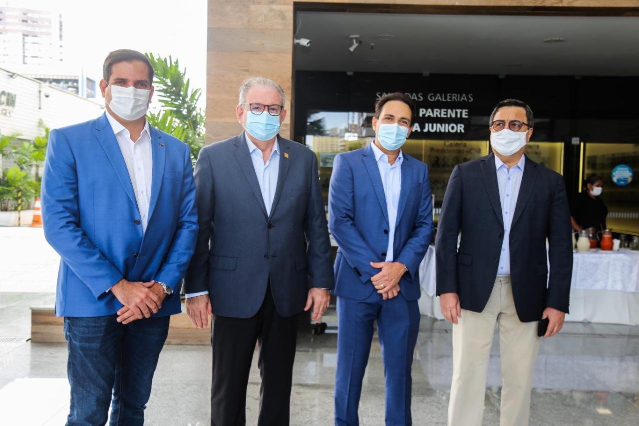 Da esquerda à direita: André Pepitone, diretor-geral da Aneel; Ricardo Cavalcante, presidente da Fiec; Luis Carlos Queiroz, presidente do Sindienergia; Danilo Forte, deputado federal