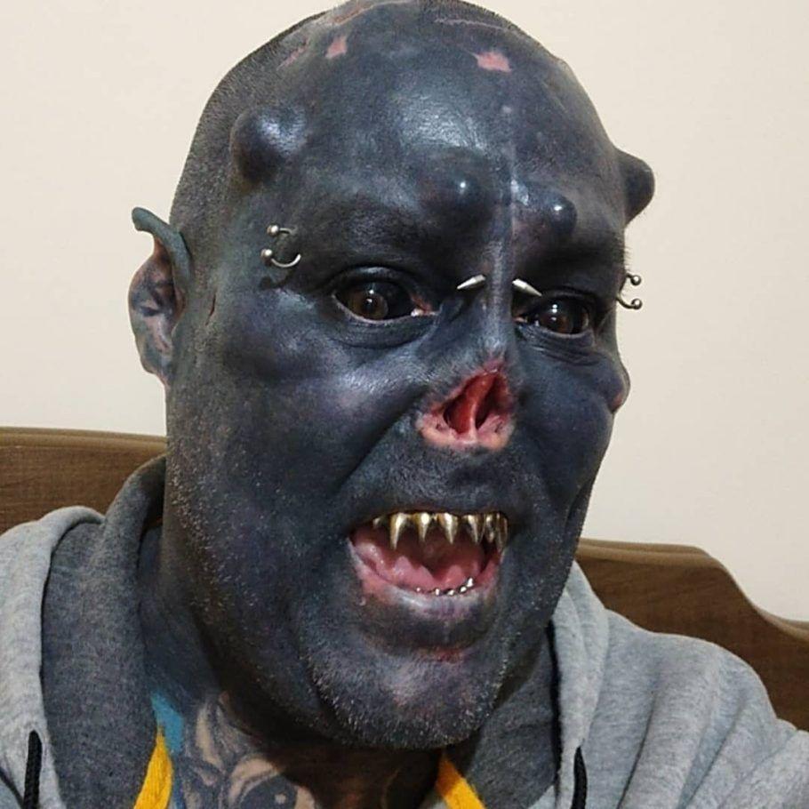 Imagem do tatuador 'Caveira', que removeu a parte externa do nariz