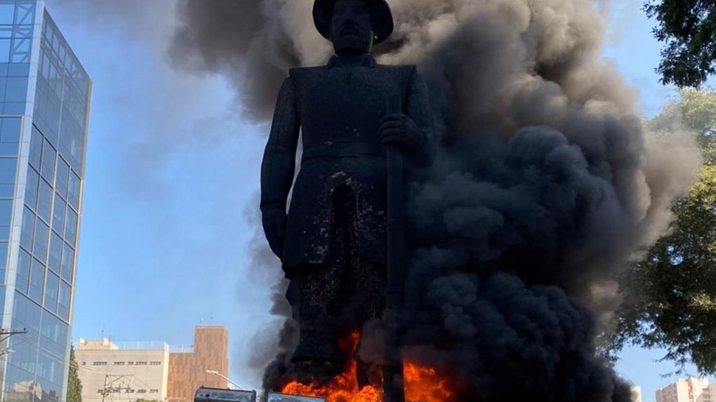 Incêndio à estátua Borba Gato em São Paulo