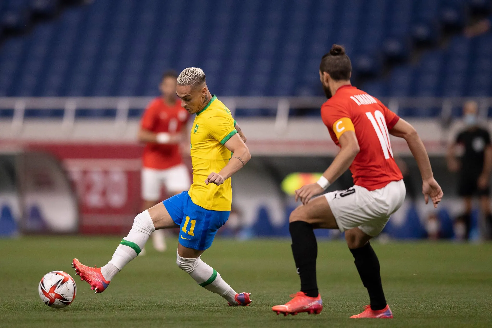 Antony em disputa de bola com jogador egípcio