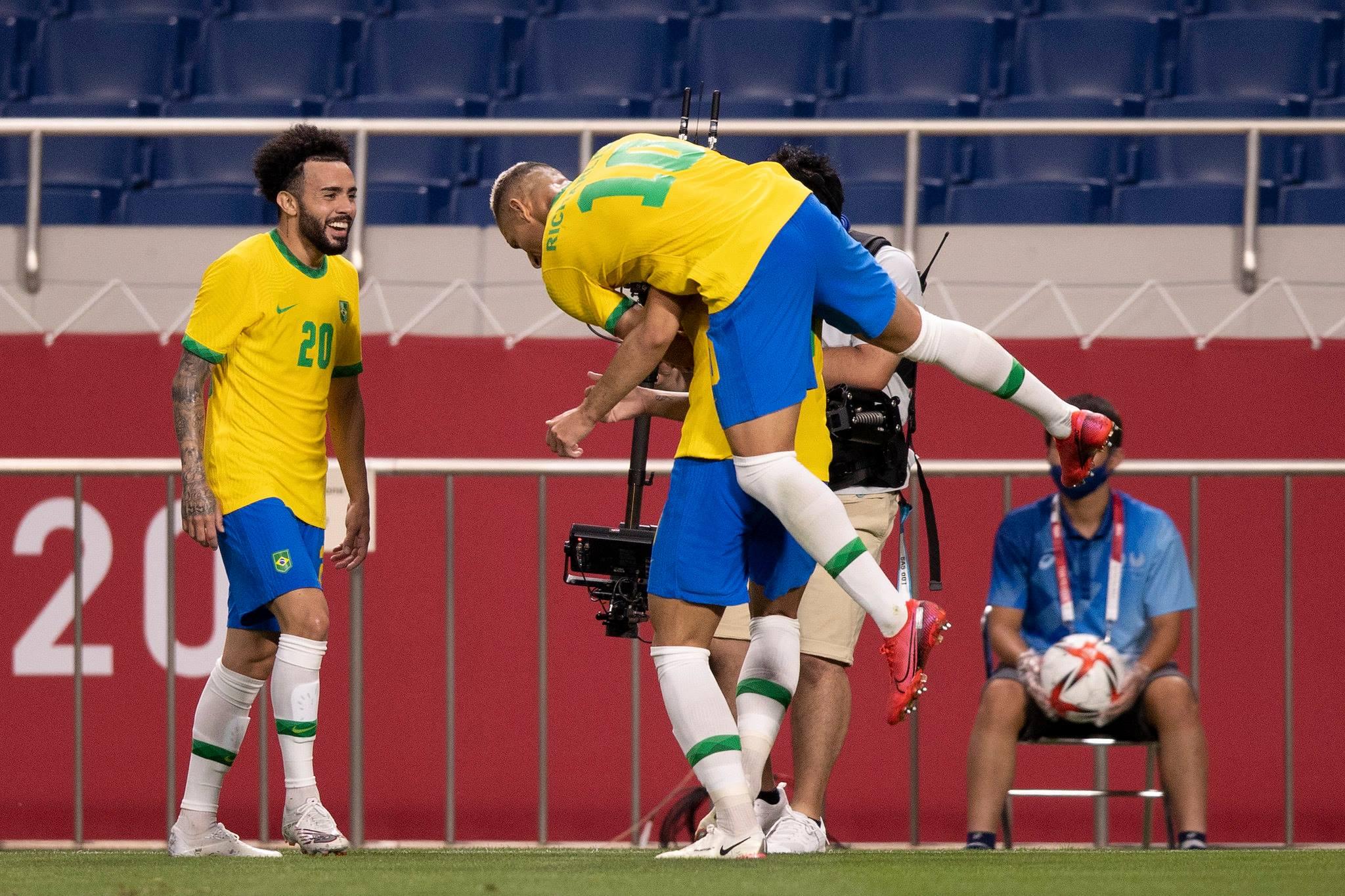 Jogadores da Seleção Brasileira comemoram gol contra o Egito