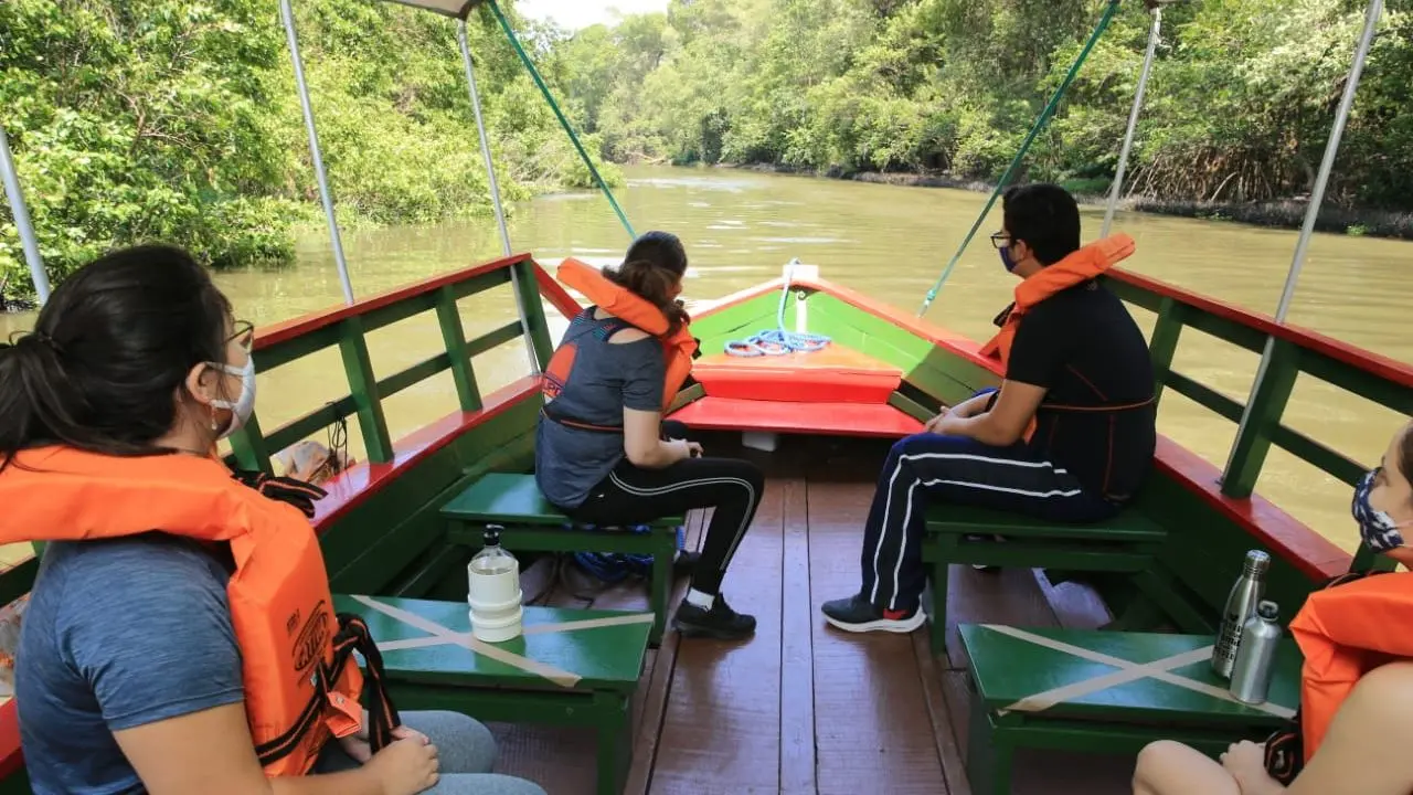 tradicional passeio de barco no Rio Cocó