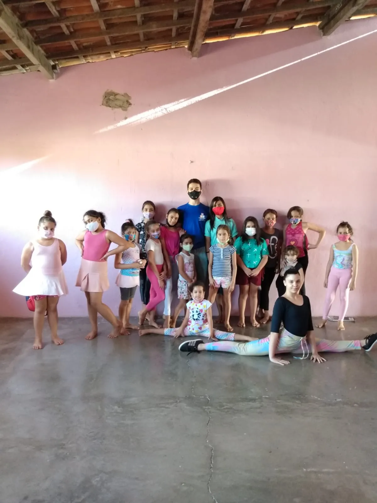 Israel agora dá aulas para um projeto social do bairro em que mora