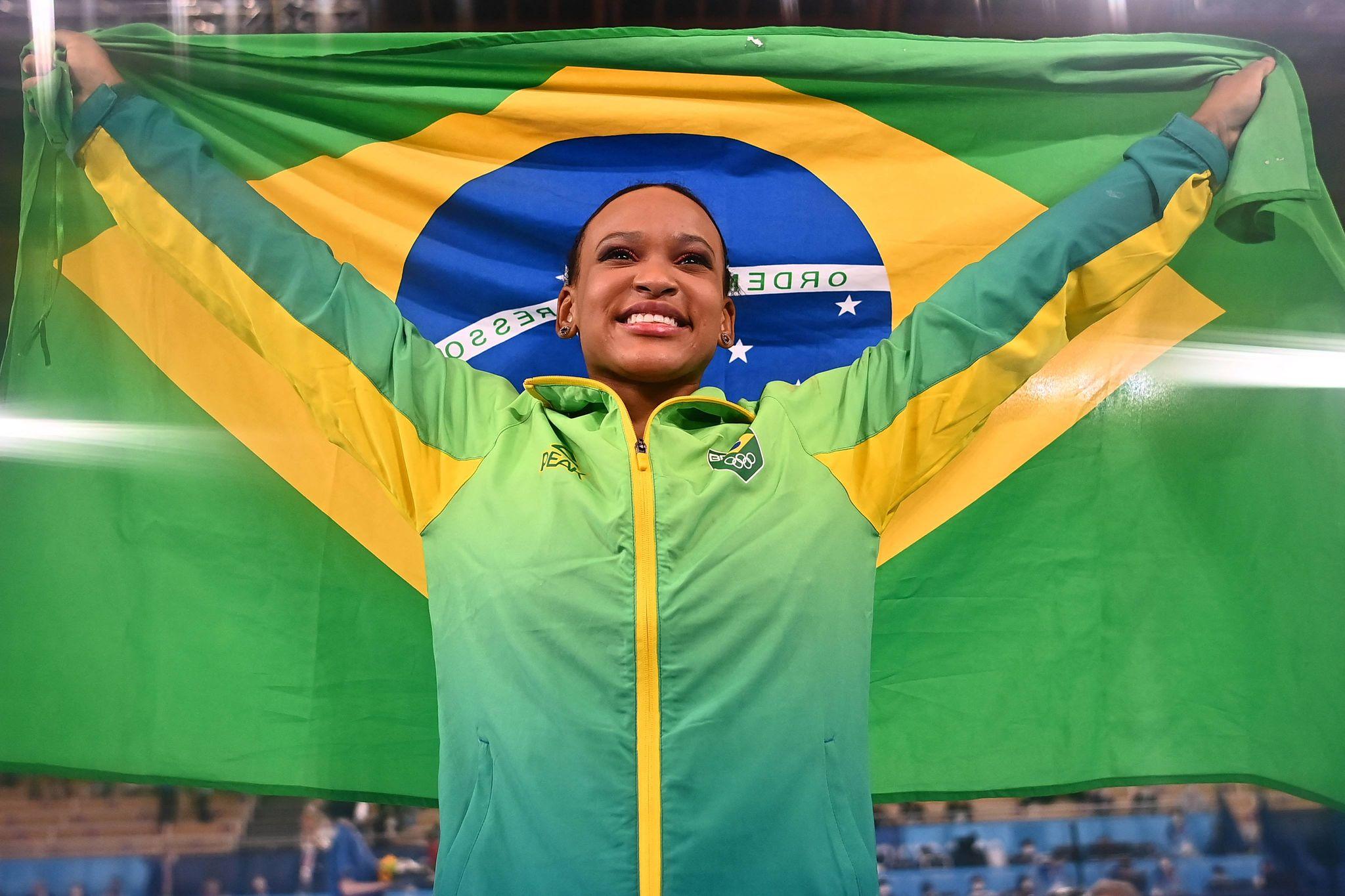 Rebeca Andrade exibe bandeira brasileira após conquistar o ouro