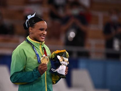 Rebeca Andrade com a medalha de ouro
