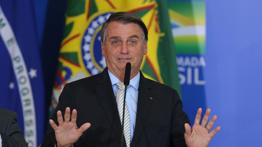 Bolsonaro fala e gesticula
