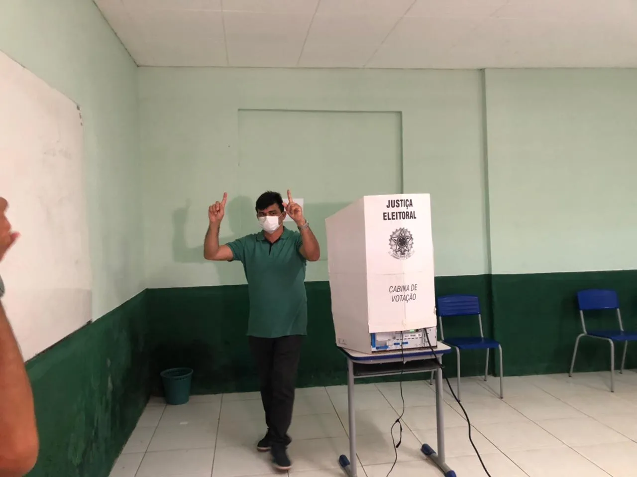 Por volta de 11h, o candidato do PP, Betão, registrou seu voto em Martinópole