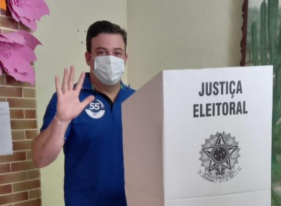 Candidato Matheus Gois vota em Pedra Branca