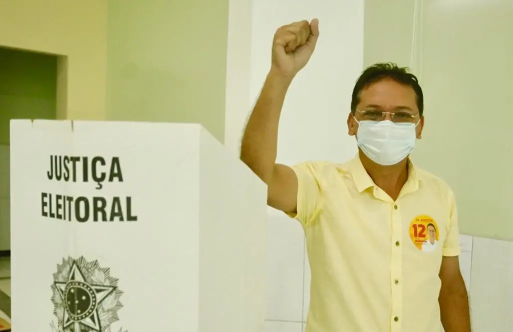 Candidato do PDT, Padre Antônio, registra o voto em Pedra Branca