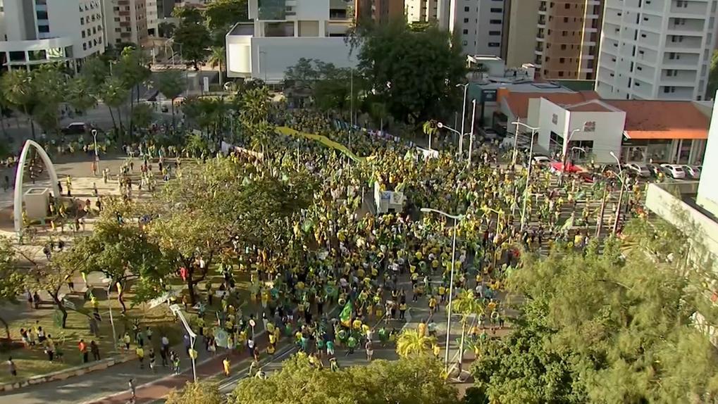 Manifestantes pró-Bolsonaro na Praça Portugal pedindo pela volta do voto impresso.
