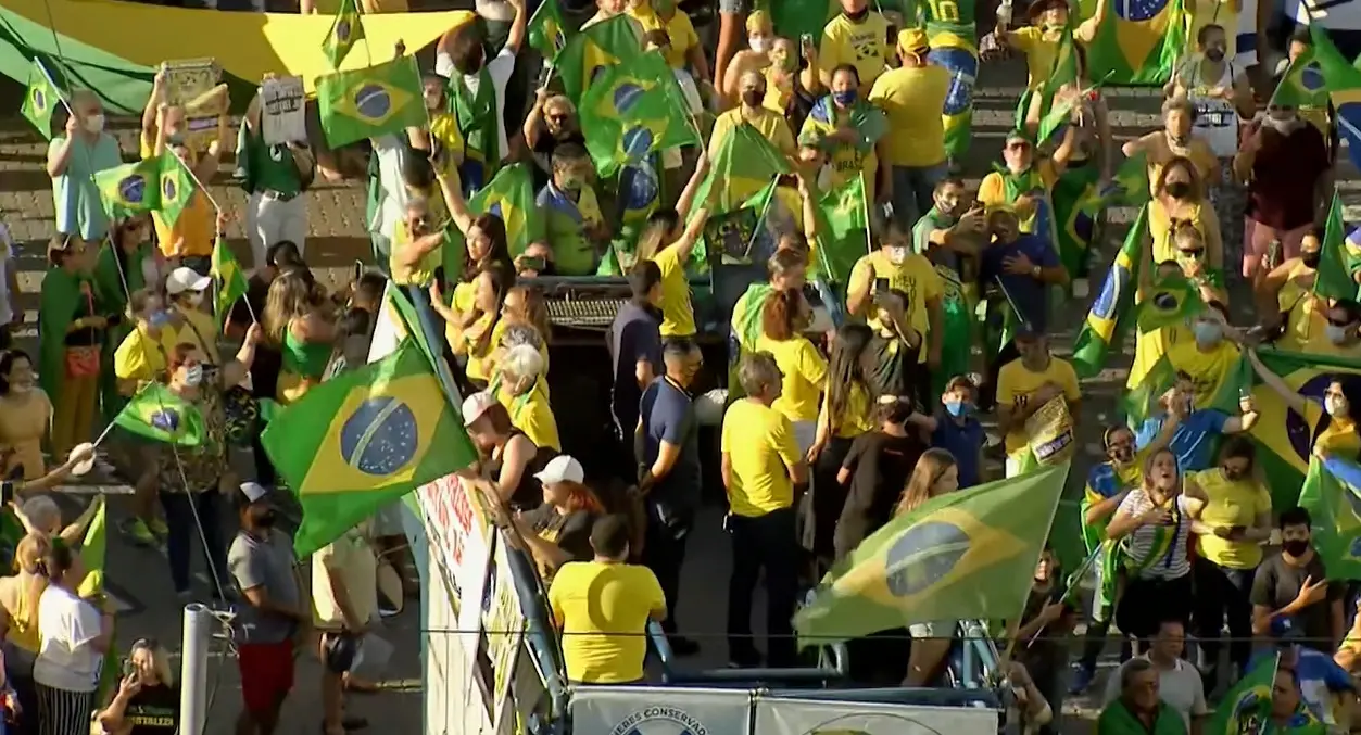 Manifestantes portavam a bandeira e entoavam o hino nacional.