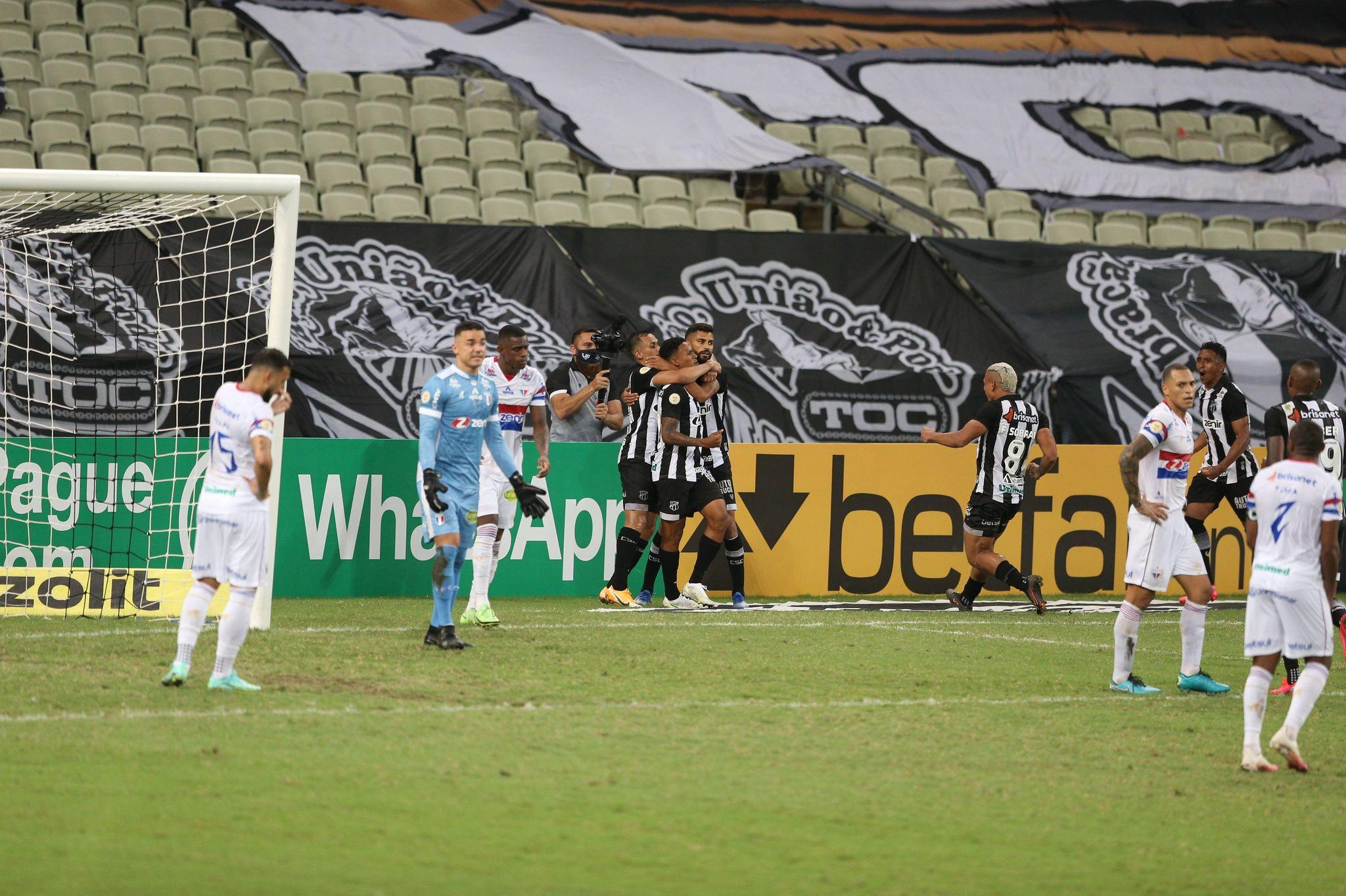 Jogadores do Ceará comemoram gol marcado contra o Fortaleza
