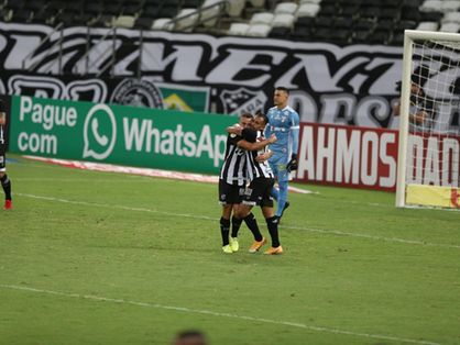 Atletas de Ceará se abrançam após gol