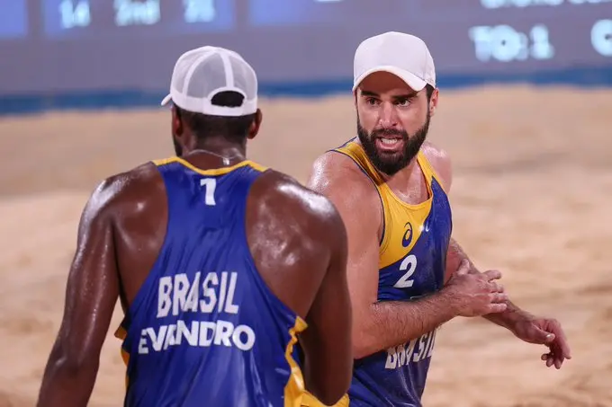 Imagem da notícia Bruno Schmidt e Evandro são eliminados para dupla da Letônia no vôlei de praia em Tóquio