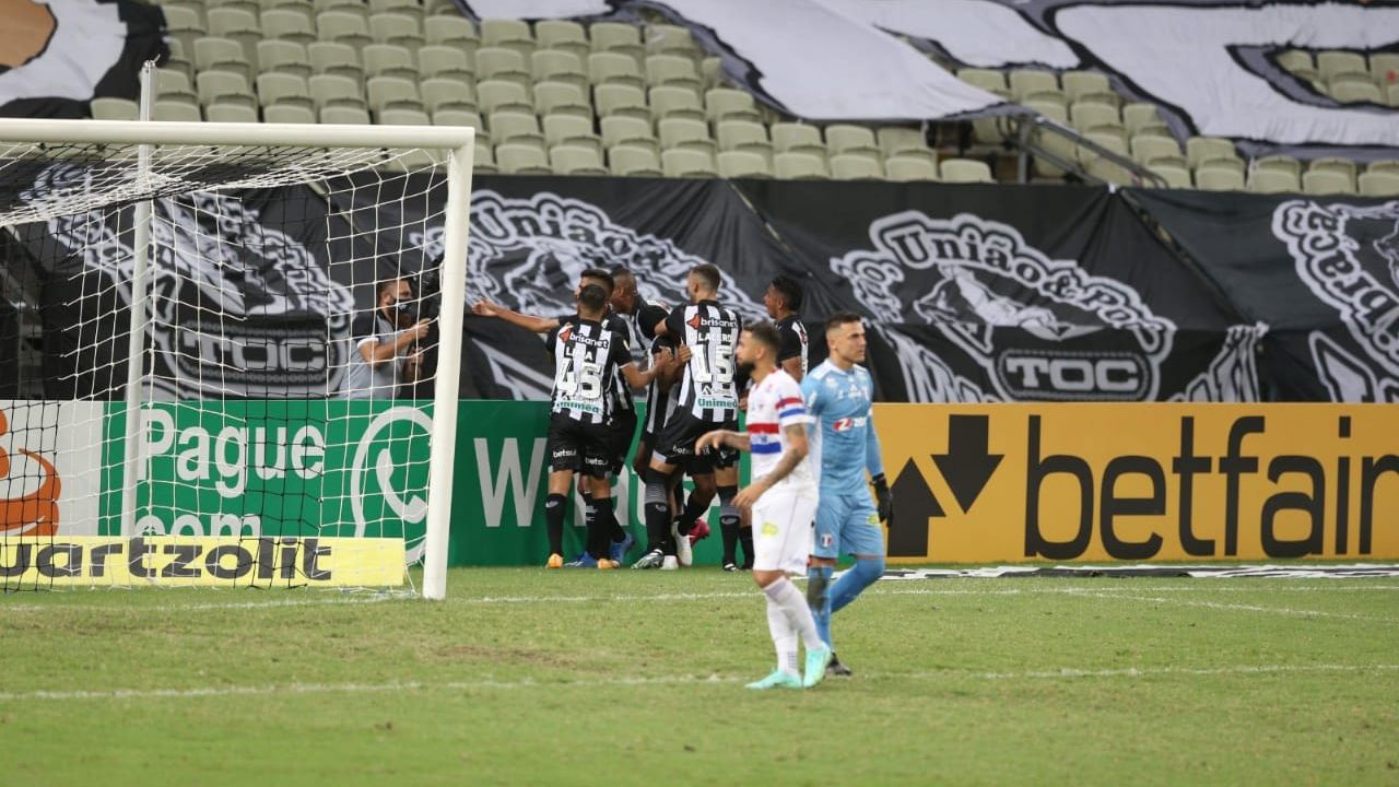Atletas do Ceará comemoram gol marcado no Fortaleza