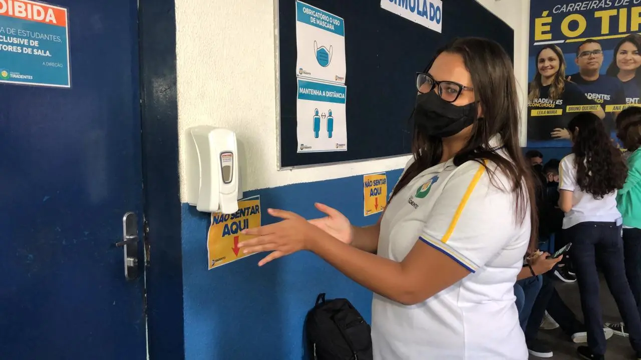 Imagem da notícia: Com ações entre drive thru e revezamento, escolas particulares retomam aulas presencias em Fortaleza