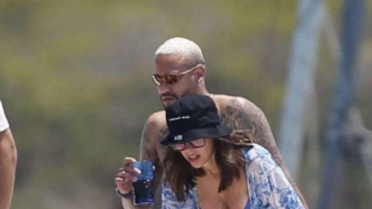 Neymar e Bruna Biancardi em iate, em Ibiza