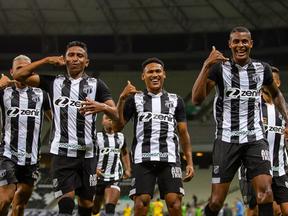 Os atletas do Ceará comemoram gol