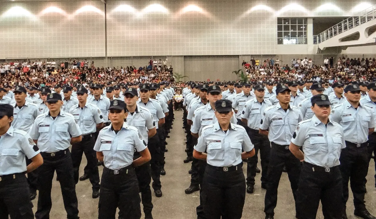 Carro da Polícia Militar circulando por ruas do estado do Ceará