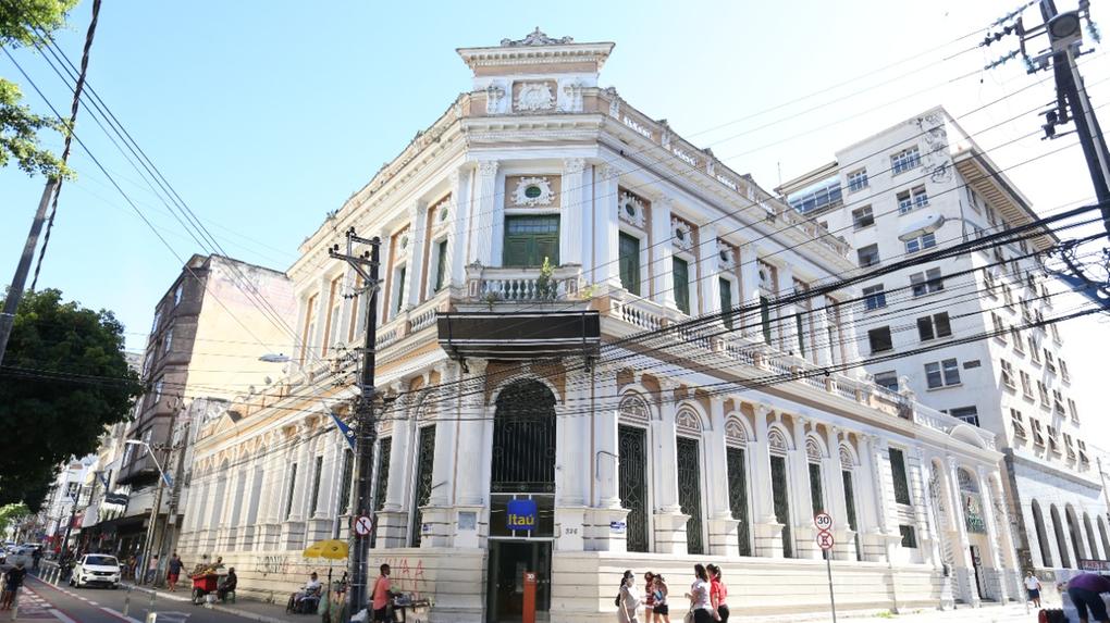 Localizado entre as ruas Floriano Peixoto e Senador Alencar, no Centro de Fortaleza, prédio onde hoje funciona um banco pode compor lista das edificações tombadas pelo Governo Federal, segundo o Iphan-CE.