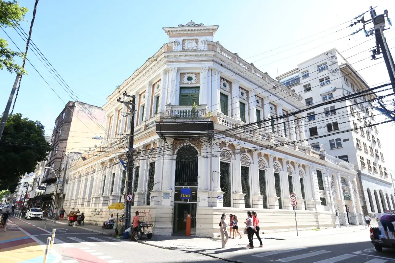 Localizado entre as ruas Floriano Peixoto e Senador Alencar, no Centro de Fortaleza, prédio onde hoje funciona um banco pode compor lista das edificações tombadas pelo Governo Federal, segundo o Iphan-CE.
