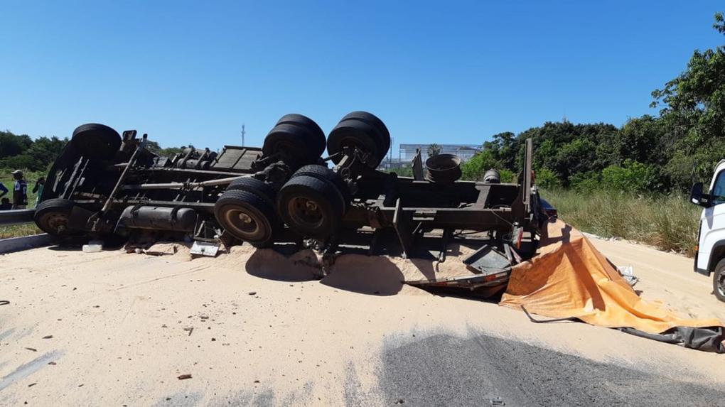 caminhão tombado na BR-116, em Eusébio, após acidente